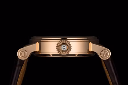 Thân vỏ Piccadilly kinh điển của Speake-Marin đính một viên kim cương chính giữa núm xoay.