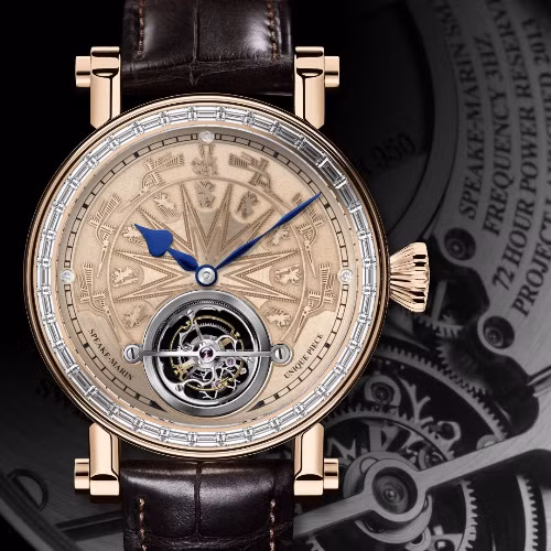 Quả văng lên dây cót tự động micro rotor bằng kim loại quý và nặng nhất thế giới trong khi các ký tự hiển thị trên đồng hồ được điêu khắc bằng vàng. Mặt số họa tiết Đông Sơn tiệp màu với lớp nền, mỗi nét chạm mặt số chỉ sâu chính xác 0,3 mimlimet trên bề mặt vàng hồng 18K dày vẻn vẹn một milimet.