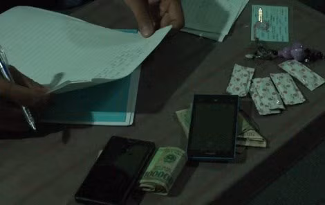 Bat qua tang tiep vien hanh nghe trong quan ca phe kich duc