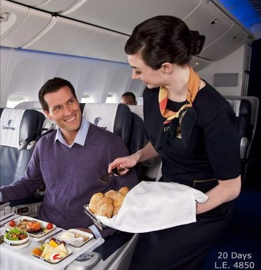 Đồng phục của nữ tiếp viên hãng này là bộ váy đen dài khá kín đáo.