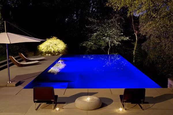 Chẳng hạn sân của bạn hình chữ nhật và thực sự khá nhỏ thì có thể xây dựng hồ bơi giống như một bồn tắm nhưng hãy thiết kế đơn giản và đây là lựa chọn tốt nhất cho một không gian nhỏ.