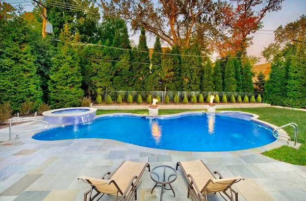 Nếu ngôi nhà bạn có không gian sân sau rộng rãi thì có thể thiết kế một bể bơi ấn tượng hơn.