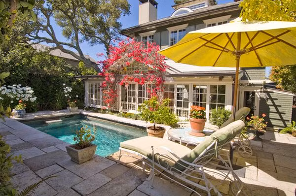  Thiết kế bể bơi độc đáo giúp ngôi nhà bạn sẽ trông sinh động, hiện đại hơn nhiều. Ngoài ra, đây cũng là không gian lý tưởng để ngâm mình trong những ngày hè nóng bức.