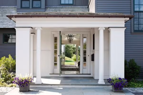 Trang trí hiên nhà bằng các chậu hoa là một ý tưởng đơn giản nhưng lại mang đến sức sống và màu sắc nổi bật cho ngôi nhà bạn.