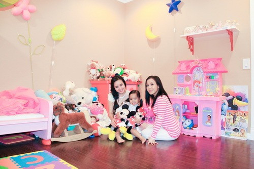 Rất nhiều yếu tố thiên nhiên được gắn lên tường, kết hợp khéo léo với ánh sáng và thú nhồi bông để mang đến không gian ấm cúng. Những bông hoa, chiếc lá hay hình trăng sao không chỉ là điểm nhấn trang trí cho căn phòng mà còn giúp bé thêm yêu và hiểu về thiên nhiên nhiều hơn.