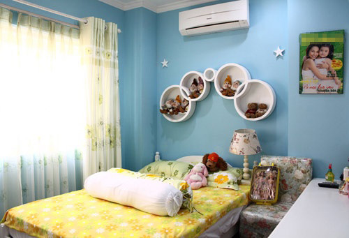 Màu xanh da trời được chọn làm màu nền giúp không gian riêng tư của Gia Bảo đẹp giản dị, bình yên. Thêm điểm nhấn nhẹ nhàng từ màu trắng với hệ thống kệ gắn tường cách điệu như kệ tròn, kệ hình mái nhà dễ thương...