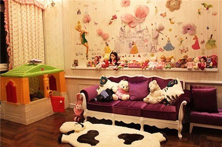 Căn phòng của Bảo Tiên được trang trí hệt như thế giới công chúa thu nhỏ với rất nhiều búp bê, đồ chơi...