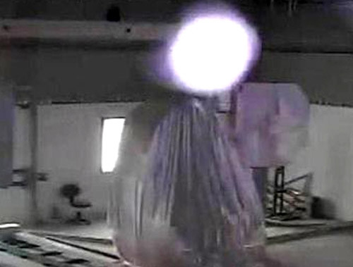 Khối đá sau đó được chế tác thành pho tượng Đức Phật Tổ Thích Ca Mâu Ni phát hào quang. Tại xưởng chế tác ngọc quý của công ty Thần Châu Ngọc Việt ở Hải Dương, camera tự động đặt tại xưởng đã ghi lại được hình ảnh về các vầng hào quang bí ẩn xuất hiện xung quanh khối đá.