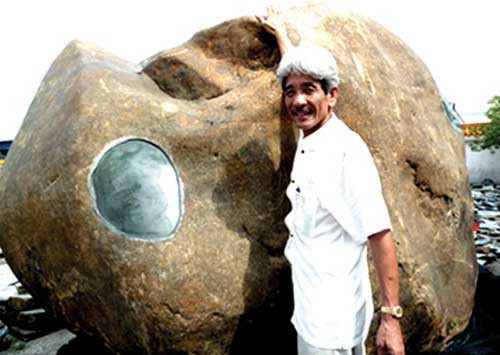 Khối đá ngọc bích lớn nhất thế giới đã xuất hiện ở Việt Nam, do chủ Công ty Thần Châu Ngọc Việt mua được. Ông Đào Trọng Cường, chủ Công ty Thần Châu Ngọc Việt đã mua được khối đá quý 35 tấn với giá 5 triệu USD (khoảng 105 tỷ đồng) trong một lần sang Trung Quốc năm 2009.