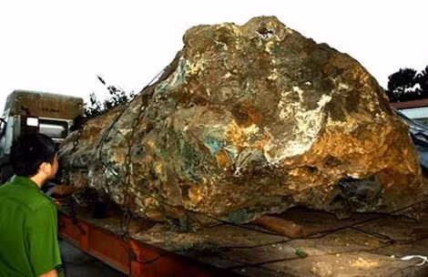 Tuy nhiên, lợi dụng dịp tết, ông Thanh cùng một nhóm người tiếp tục thuê máy múc đào bới, thỏa thuận bán đá cho một người ở TP Buôn Ma Thuột (Đắk Lắk). Khi đang vận chuyển tảng đá sang Buôn Ma Thuột bằng xe đầu kéo trên quốc lộ 14 thì công an tỉnh Đắk Nông phát hiện, lập biên bản, đưa tảng đá về trụ sở tạm giữ để xử lý. Theo ước tính, tảng đá quý này dài 4 m, rộng 3,5 m, cao 1,3 m, nặng khoảng 27-30 tấn.