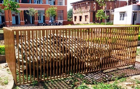 4 năm trước, bà Trần Thị Sắc (45 tuổi, huyện Chư Sê, Gia Lai) thuê máy đào ao chứa nước tưới cây trên đất nhà thì phát hiện tảng đá gần 8 tấn thuộc dòng đá canxedon (bán quý). Bà thuê xe cơ giới cẩu tảng đá lên làm cảnh trang trí trong nhà. Nửa tháng sau, đoàn liên ngành huyện Chư Sê đến lập biên bản tịch thu hòn đá, phạt bà Sắc 2 triệu đồng về tội vận chuyển trái phép khoáng sản. Ảnh: "Hòn đá bị giam" trong lồng sắt tại UBND H.Chư Sê.