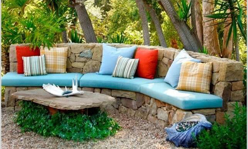 Băng ghế đá ngoài trời là nơi nghỉ ngơi ấn tượng.