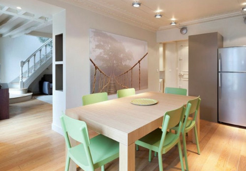 Loại bớt đồ đạc: Dọn dẹp nhà cửa ngăn nắp và loại bỏ bớt những vật dụng không cần thiết là cách đơn giản để giúp không gian thoáng đãng, mát mẻ hơn để đón hè sang.