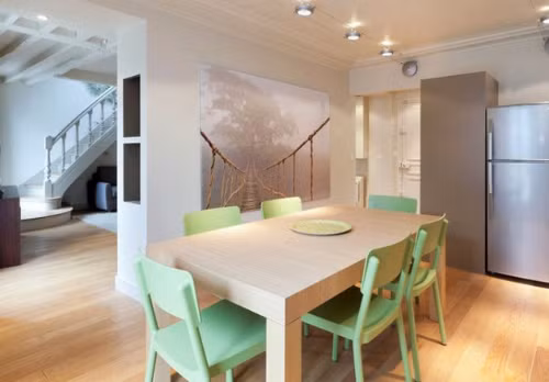 Loại bớt đồ đạc: Dọn dẹp nhà cửa ngăn nắp và loại bỏ bớt những vật dụng không cần thiết là cách đơn giản để giúp không gian thoáng đãng, mát mẻ hơn để đón hè sang.