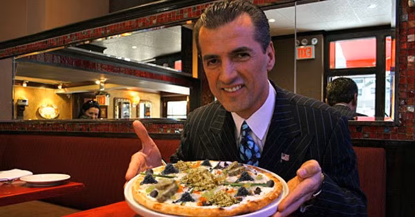 Royal pizza giá 204.200 USD: Thành phần bánh gồm: nấm Truffles trắng (Italy), nấm Truffles Perigord đen, gan ngỗng (Pháp), nghệ tây Mongra từ Kashmir, trứng cá tầm muối ngâm trong rượu Dom Perignon, nấm matsutake Nhật và gần 58 gram vàng lá.