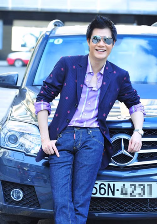 Trước đó, anh từng đi chiếc Mercedes GLK có giá gần 2 tỷ đồng.