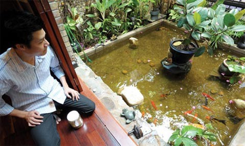 Ngoài giờ diễn, Quang Dũng chỉ thích ở nhà. Thú vui của anh là sưu tầm đồ cổ và trang trí nhà cửa.