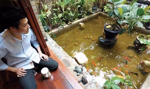 Ngoài giờ diễn, Quang Dũng chỉ thích ở nhà. Thú vui của anh là sưu tầm đồ cổ và trang trí nhà cửa.