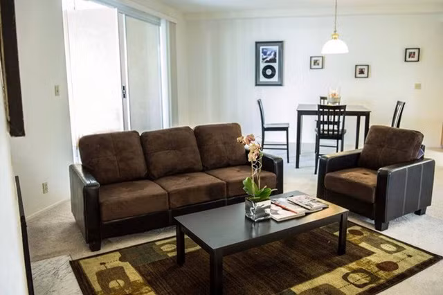 Nội thất trong nhà được bài trí rất gọn gàng, ấm cúng, bình dị nhưng không kém phần tinh tế.