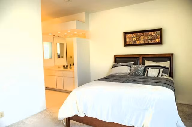 Phòng ngủ của anh được thiết kế khá đơn giản.