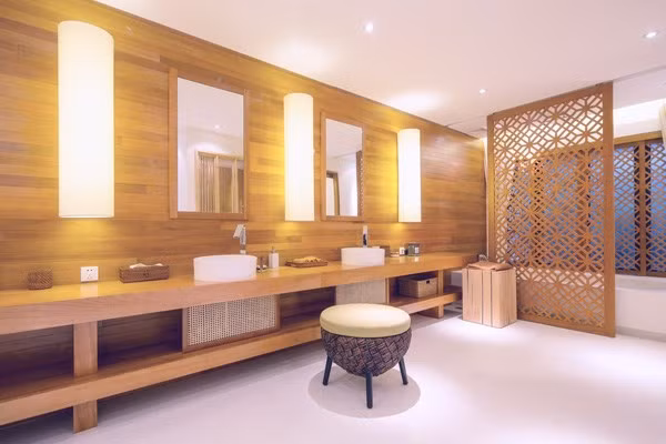 Phòng tắm rộng thoáng với vách trang trí gỗ kết hợp với chất liệu vải của màn tạo không gian thư giãn lý tưởng.