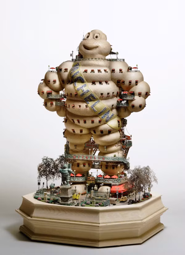 Nghệ nhân người Nhật Bản Takanori Aiba đã thổi một làn gió mới vào bộ môn nghệ thuật này bằng cách xây dựng những lâu đài lộng lẫy ngay trên chậu cây bonsai của mình.