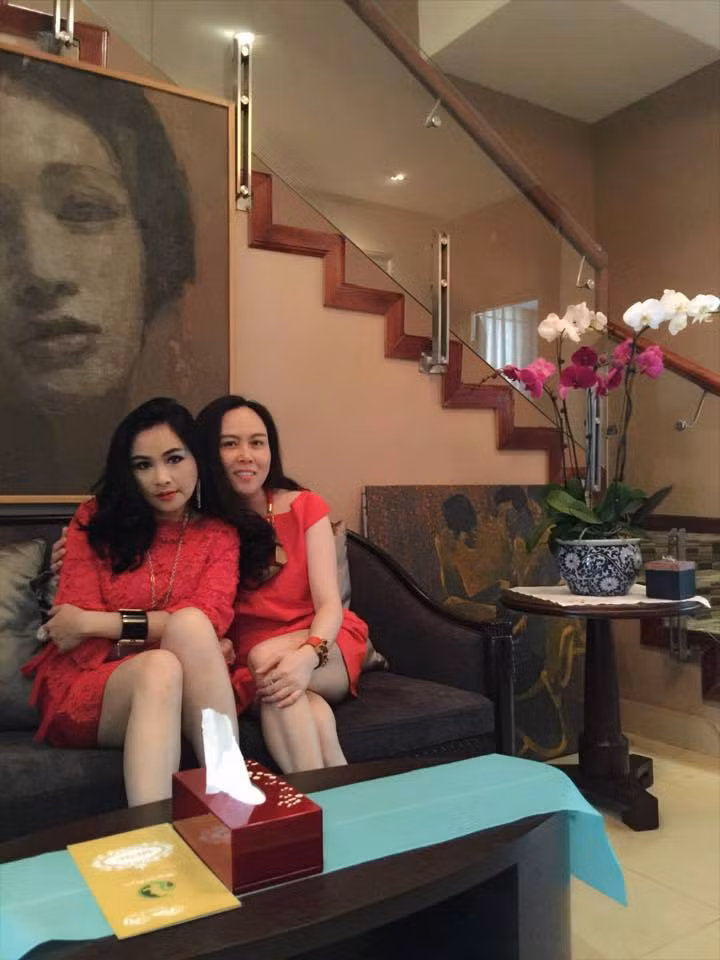 Nữ đại gia thường xuyên đăng ảnh xuất hiện cùng những người nổi tiếng trên trang mạng cá nhân.