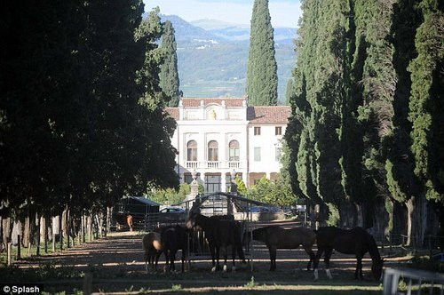 Cặp đôi cũng mua một villa mang tên Costanza tại Valpolicella tại Ý vào năm 2010. Đó là bất động sản gồm 15 phòng ngủ lớn, nhiều hồ bơi và phòng tập thể dục riêng.