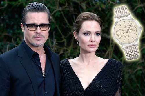 Chẳng để vợ chịu thiệt thòi, một năm sau ngày cưới, Brad Pitt tặng vợ chiếc đồng hồ bạch kim dòng Patek Philipe 1952 có giá lên đến 3 triệu USD.