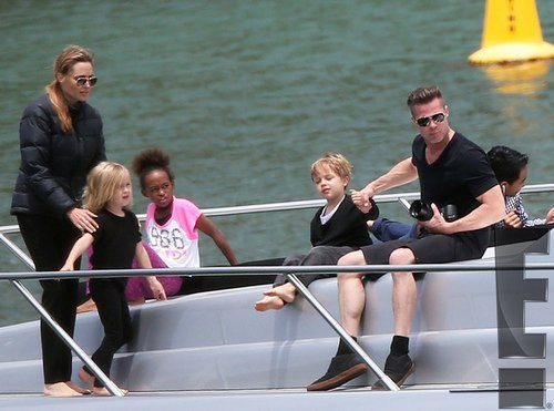 Phần lớn thời gian và tiền bạc của họ được chi cho các chuyến du lịch gia đình. Mỗi thành viên nhí của gia đình ngốn của 2 vợ chồng không dưới 5 triệu USD/năm.