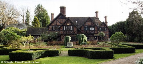 Một căn hộ khác có giá hơn 16 triệu USD tại Richmond, phía tây London (Anh). Thậm chí để tiện đi lại, Pitt và Jolie thường xuyên lui tới căn hộ này bằng máy bay trực thăng riêng.