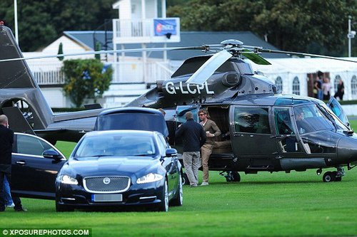 Một trực thăng với phi công riêng được dành để gia đình Brad Pitt - Angelina Jolie di chuyển từ căn hộ này tới căn hộ kia.