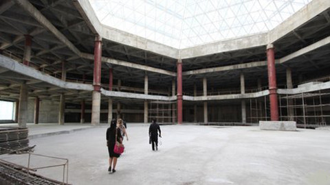 Triều Tiên đã vài lần lên kế hoạch khai trương tòa này, nhưng lại trì hoãn bởi nội thất trống không. Theo những người từng vào bên trong, thì khác với bề ngoài hoành tráng,bên trong lại rỗng tuếch và chưa ấn định bao giờ mới mở cửa chính thức.