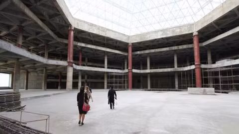 Triều Tiên đã vài lần lên kế hoạch khai trương tòa này, nhưng lại trì hoãn bởi nội thất trống không. Theo những người từng vào bên trong, thì khác với bề ngoài hoành tráng,bên trong lại rỗng tuếch và chưa ấn định bao giờ mới mở cửa chính thức.