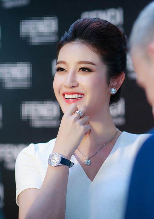 Người đẹp còn đeo đồng hồ đắt đỏ 1,5 tỷ đồng. Cô kết hợp cùng nhẫn kim cương 300 triệu và bộ hoa tai, dây chuyền ánh bạc...