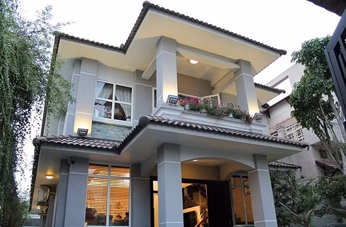 Ngôi nhà nằm trên khu đất rộng khoảng 200 m2, có vườn và nhiều cây xanh. Nhà được thiết kế theo không gian mở với nhiều cửa sổ.