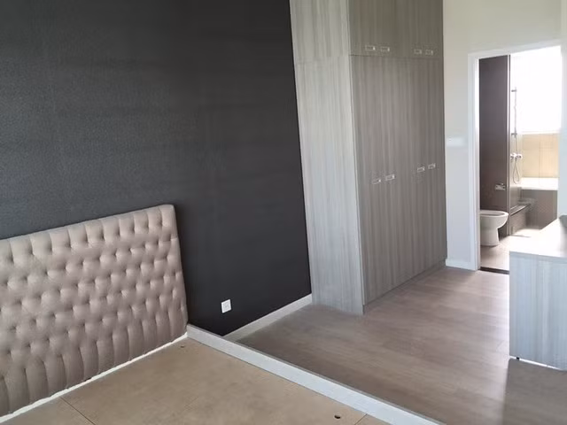 Nhà mới của Tuấn Hưng nằm gần bờ sông nên đón nhiều nắng, gió. Nội thất bên trong nhã nhặn, lịch sự.