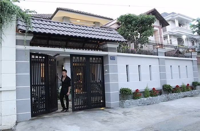 Căn nhà riêng của Cao Thái Sơn nổi bật với cổng lớn khang trang. Mặt đường rộng tiện lợi cho xe hơi.