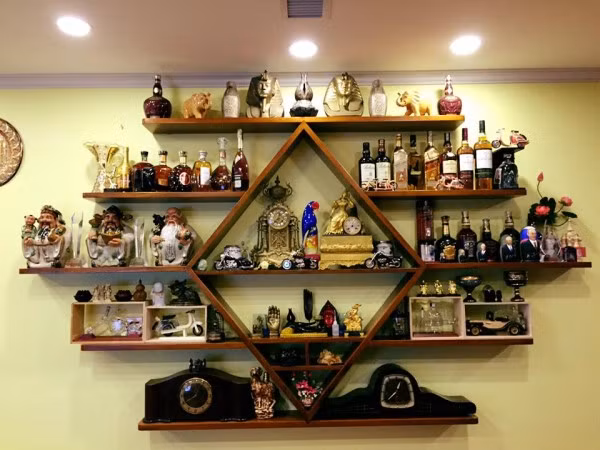 Phòng khách ấm cúng và sang trọng được trưng bày khá nhiều các loại rượu và đồ trang trí.