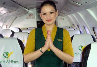 Trong bộ đồng phục áo vàng, váy xanh, các nữ tiếp viên trông thực sự thanh lịch.