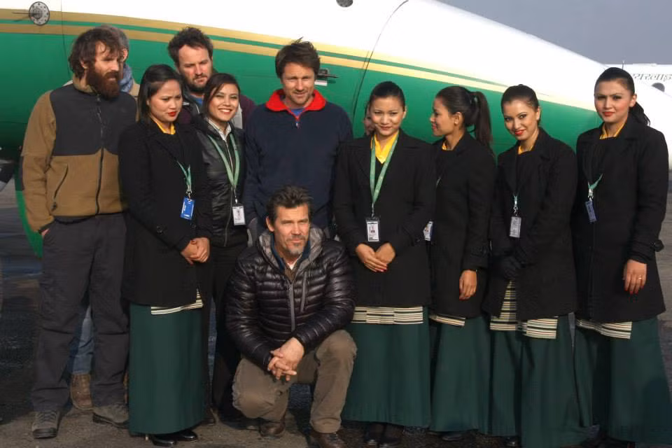 Dàn tiếp viên hãng Tara Air chụp chung với đoàn diễn viên phim Everest.