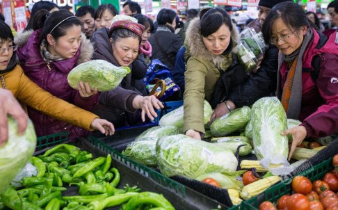 Zhang Xiaolan, một nhân viên công ty Internet ở Hàng Châu cho hay, khi nghe thông tin về đợt lạnh kỷ lục, cô đã bắt đầu tích trữ rau, hoa quả, thịt lợn và thịt gà đủ dùng trong 4 ngày. Các bà nội trợ tranh nhau mua rau củ tại một siêu thị.
