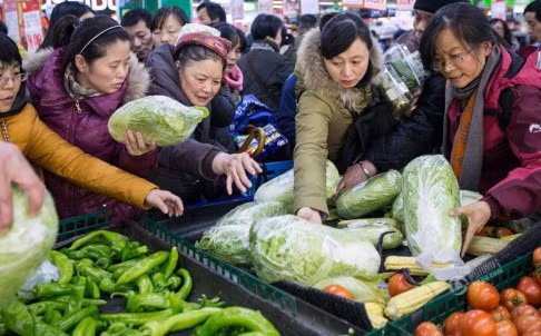 Zhang Xiaolan, một nhân viên công ty Internet ở Hàng Châu cho hay, khi nghe thông tin về đợt lạnh kỷ lục, cô đã bắt đầu tích trữ rau, hoa quả, thịt lợn và thịt gà đủ dùng trong 4 ngày. Các bà nội trợ tranh nhau mua rau củ tại một siêu thị.