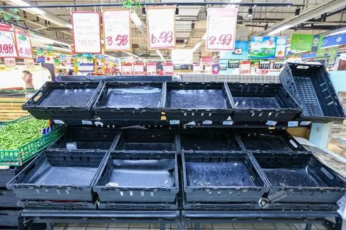 Một số cửa hàng rau quả và thực phẩm tại Hàng Châu cho biết đã hết hàng chỉ trong vài giờ.