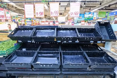 Một số cửa hàng rau quả và thực phẩm tại Hàng Châu cho biết đã hết hàng chỉ trong vài giờ.