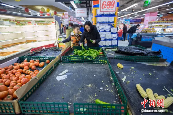 Tại nhiều nơi, người dân còn phải mua thực phẩm tích trữ để chuẩn bị trú ẩn chống rét.