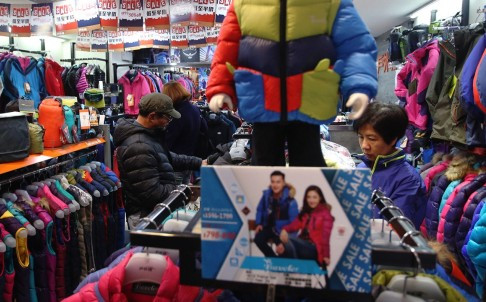 Trong khi đó, nhiều cửa hàng kinh doanh quần áo ấm ở Trung Quốc lại ăn nên làm ra nhờ đợt rét kỷ lục này.