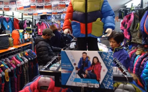 Trong khi đó, nhiều cửa hàng kinh doanh quần áo ấm ở Trung Quốc lại ăn nên làm ra nhờ đợt rét kỷ lục này.