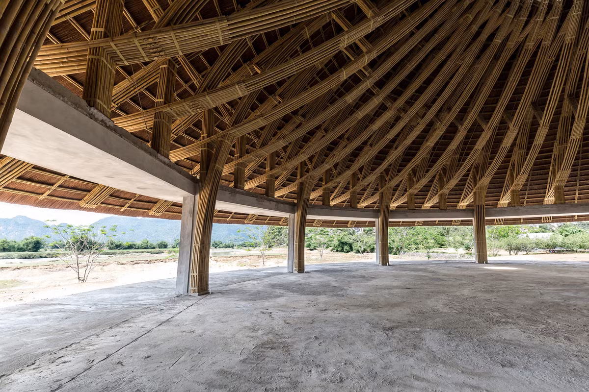 Khung tre liên kết với móng và dầm bê tông bằng ống sắt, chốt sắt tạo nên sự bền vững cho công trình. Kỹ thuật xây dựng này chỉ đòi hỏi thợ phổ thông với các thiết bị đơn giản.