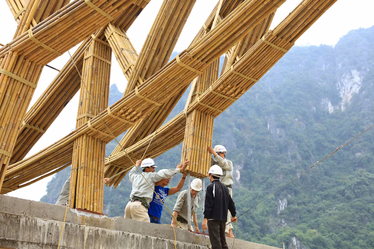 Nhà hàng tre hình nón này có diện tích hơn 700m2, cao 15 mét. Tre được liên kết với nhau bằng kỹ thuật đơn giản với dây buộc và chốt tre để tạo thành khung kết cấu trên nền nhà trước khi được lắp dựng bằng cần trục.